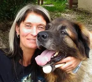 Alexandra, comportementaliste chien et chat à Beauvais dans l'Oise, avec son chien Leonberg