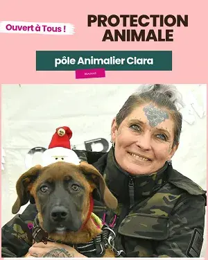Une femme sourit aux côtés d'un jeune chien portant un bonnet de Noël. Texte : Protection Animale, Pôle Animalier Clara.
